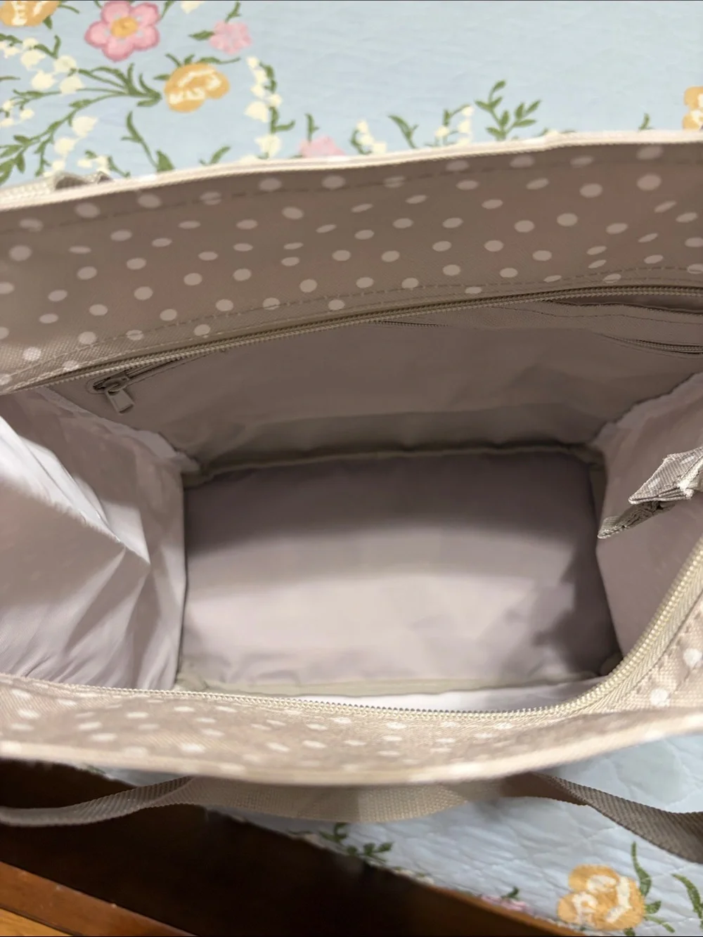 NWOT Gray Roomy Organizer Tote by Thirty-One Pebbled Polka Dot Faux Leather